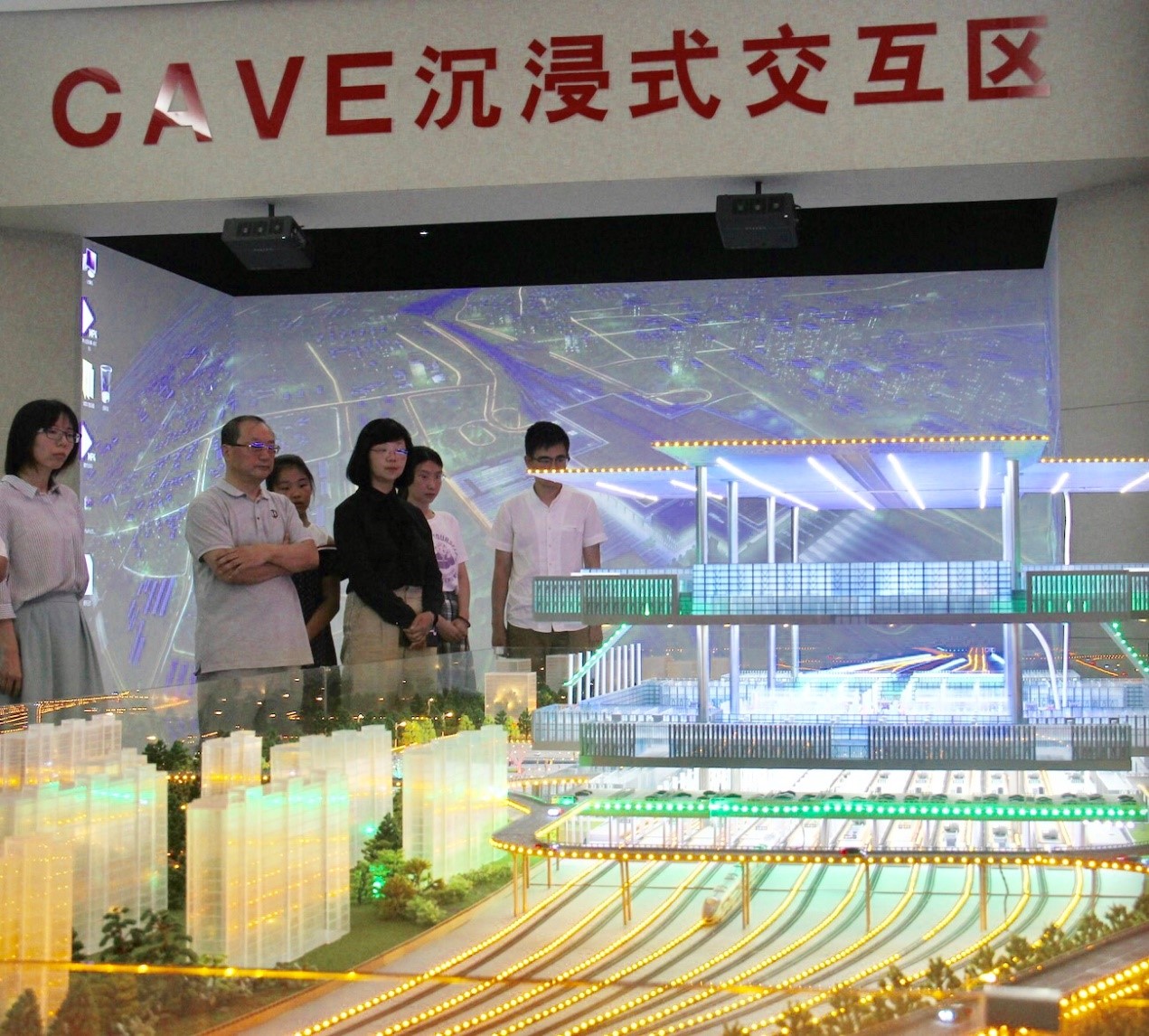 参观丰台火车站改建工程展区