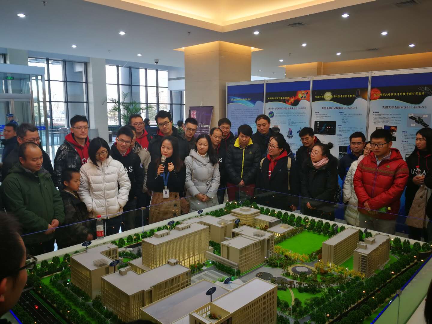 讲解员为同学们介绍国家空间科学中心