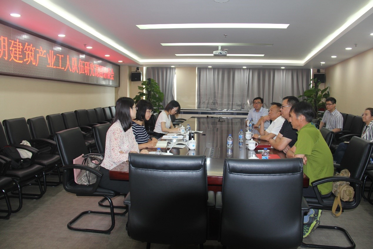 课题组与中国建筑一局优秀员工交谈